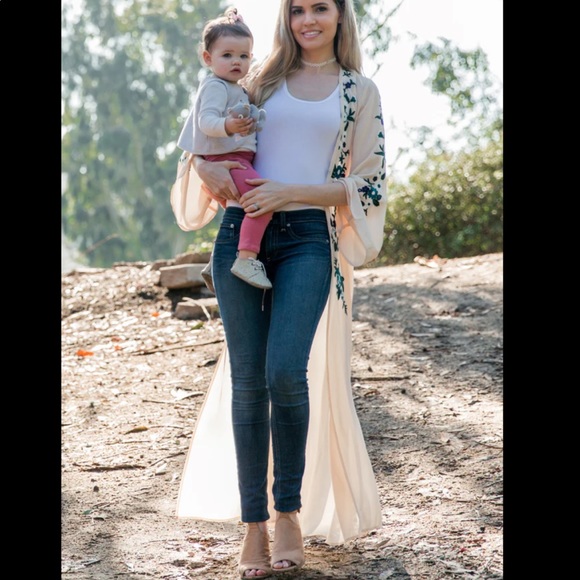 Embroidered floor length kimono - Picture 5 of 11